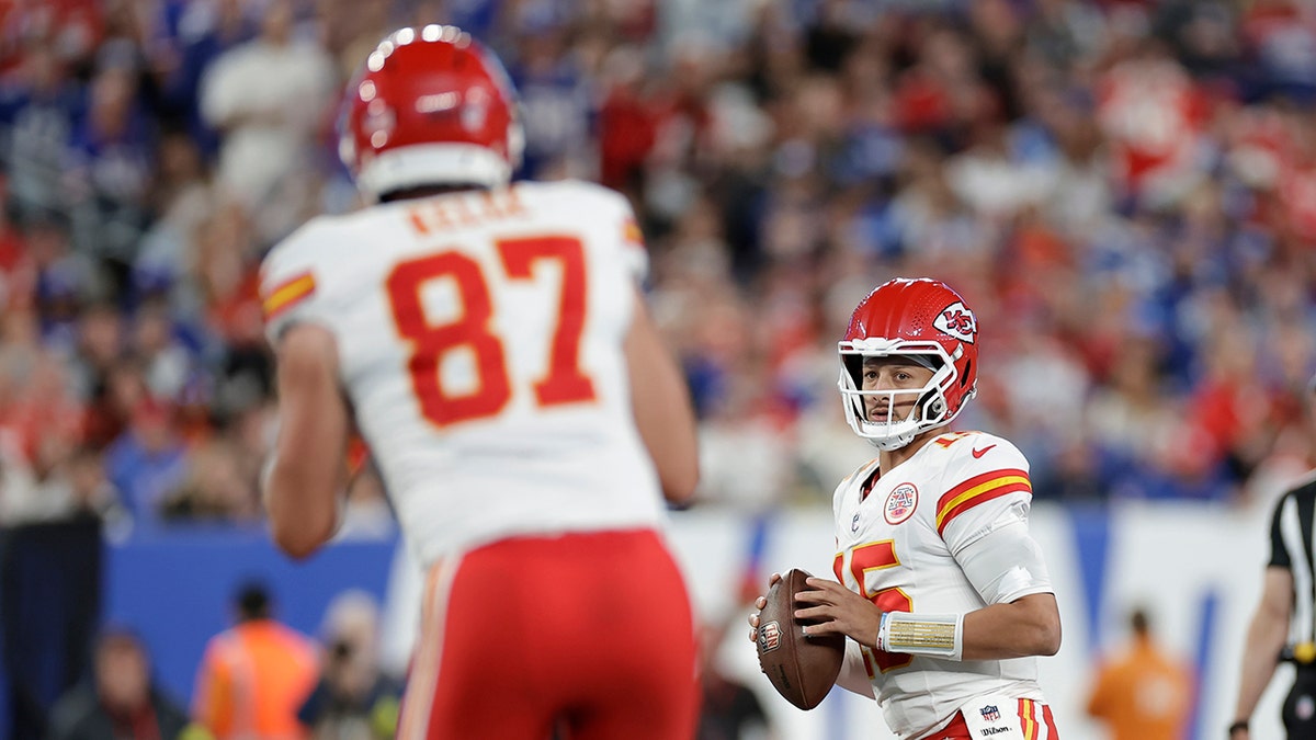 Patrick Mahomes looks at Travis Kelce