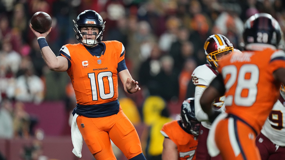 Bo Nix throws a short pass